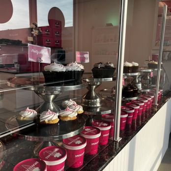 Smallcakes - cupcakes and cupcakes in a display case - Ice Cream & Frozen Yogurt Near Me - Columbia, Maryland