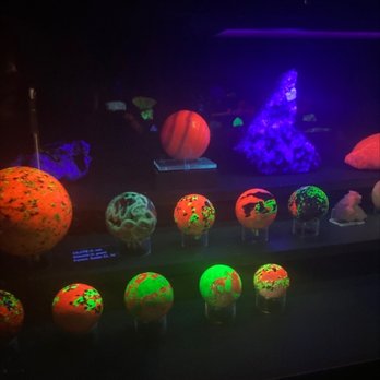 Fallbrook Gem & Mineral Society - Fluorescent stones - Museums Near Me - Fallbrook, California