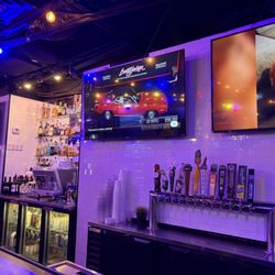 Pioneers Pizza - Bar view