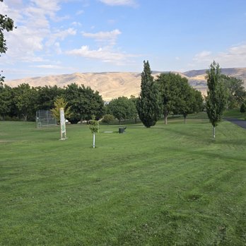 Sunset Park - Looking towards the entrance. Multi-purpose field and start of Frisbee golf. - Parks Near Me - Lewiston, Idaho Sunset Park - Looking towards the entrance. Multi-purpose field and start of Frisbee golf. - Parks Near Me - Lewiston, Idaho