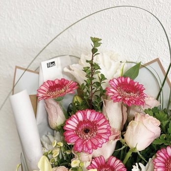 Fika Flowers - Lovely color combination! They work magic - Florists Near Me - San Francisco, California Fika Flowers - Lovely color combination! They work magic - Florists Near Me - San Francisco, California