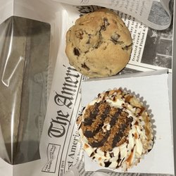 Persnikkitys Sweet Confections - Samoa cupcake and chocolate chip pecan cookie