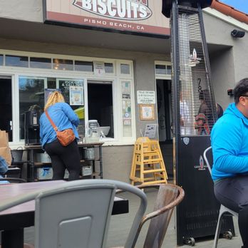 Beachin’ Biscuits - Seating outside with heaters - Breakfast & Brunch Near Me - Pismo Beach, California