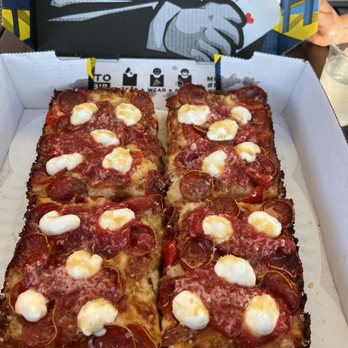 Izzy's Pizza Bus - Food Trucks Near Me - Omaha, Nebraska