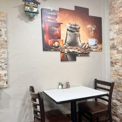 Twin Brother's Kaffe Country Gourmet - Interior