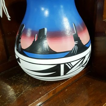 Cameron Trading Post - another beautiful piece of pottery that was for sale - Hotels Near Me - Cameron, Arizona Cameron Trading Post - another beautiful piece of pottery that was for sale - Hotels Near Me - Cameron, Arizona