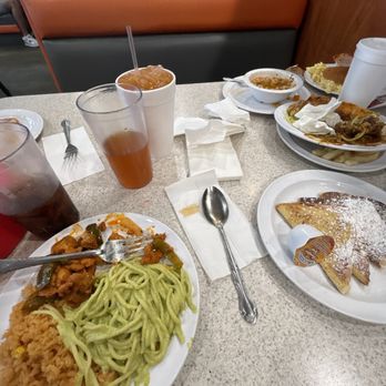 Edith's - Mexican Buffet - Spaghetti verde, pollo fajita y arroz - Mexican Near Me - Pharr, Texas