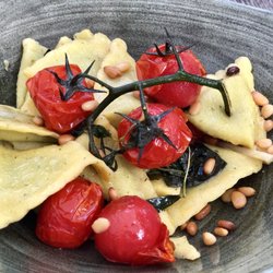 Restaurant Alverdes - Ricotta-Spinat Ravolli (konfierte Tomaten, Pinenkerne, Chiliöl, Thaibasilikum)
