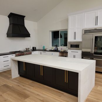 Elite Custom Cabinets - a large kitchen with a center island - General Contractors Near Me - Hemet, California Elite Custom Cabinets - a large kitchen with a center island - General Contractors Near Me - Hemet, California