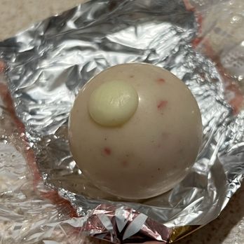 Lindt Chocolate Shop - Neapolitan White Chocolate Truffle - Chocolatiers & Shops Near Me - New York, New York Lindt Chocolate Shop - Neapolitan White Chocolate Truffle - Chocolatiers & Shops Near Me - New York, New York