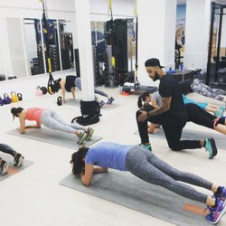 Ollie making sure all planks are done correctly in Core & Hips! Strength days Monday, Wednesday and Friday's at FitMiBODY London, Old St.