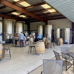 Suisun Creek Winery - Tasting room/airplane hanger