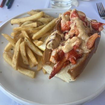 Selvin’s Restaurant & Lounge - Lobsta roll - New American Near Me - Thousand Oaks, California