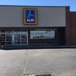 ALDI - The front of Aldi Piqua