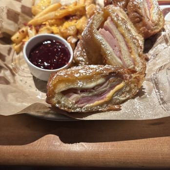 Cheddar's Scratch Kitchen - The monte Christco yummy - Comfort Food Near Me - Glendale, Arizona