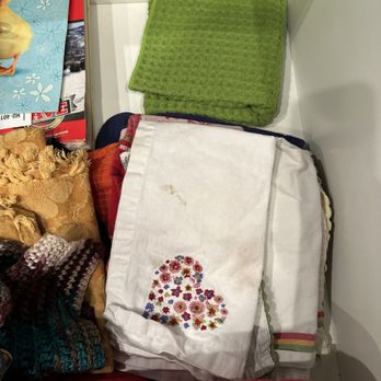 Vacation Rental Collective - Durango - Dirty kitchen drawer towels - Vacation Rentals Near Me Vacation Rental Collective - Durango - Dirty kitchen drawer towels - Vacation Rentals Near Me