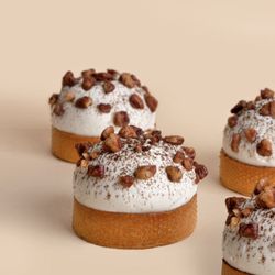 Yann Couvreur Cafè - ISATIS TART
Vanilla ganache, pecan praliné, vanilla caramel, sweet crust
