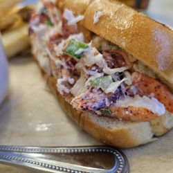 Boston Logan International Airport - Terminal B - 10/26/2024 - My favorite spot to spend my pre flight wait is Legal Seafood - the cup of chowder & lobster roll combo was perfect