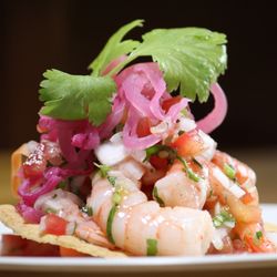 Los Mal Criados Mariscos - Tostada de ceviche, la porcion perfecta para ese antojo de la tarde mientras convives con los amigos