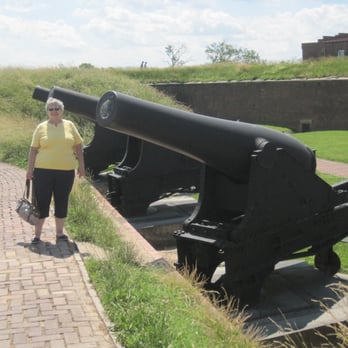 Fort McHenry - Cannon size - Landmarks & Historical Buildings Near Me - Baltimore, Maryland