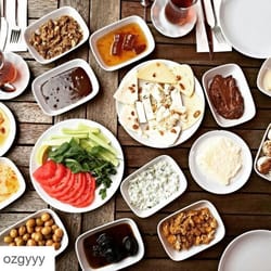 Beylerbeyi Cafe - 3 kişilik Serpme Kahvaltı