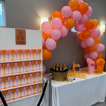 Blonde Balloon Babes - Balloon Services Near Me