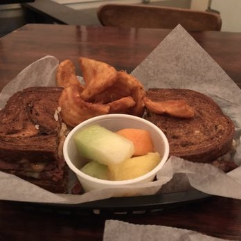 Pint and Barrel Drafthouse - Rueben & brisket sandwiches - Gastropubs Near Me - Palestine, Texas