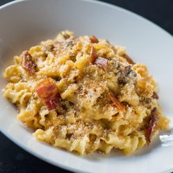 Yard House - Mac + Cheese]² - With white truffle, bacon, chicken, crimini, shiitake & oyster mushrooms, parmesan and panko cheddar crust.
