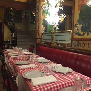 Au Pied de Cochon - Quaint old-timey decor - Seafood Near Me - Paris, 75