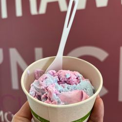 Baskin-Robbins - Cotton candy Birthday scoop
