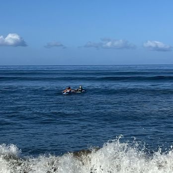 Local Pros Maui - Nick helping paddle out. - Surf Schools Near Me - Lahaina, Hawaii Local Pros Maui - Nick helping paddle out. - Surf Schools Near Me - Lahaina, Hawaii