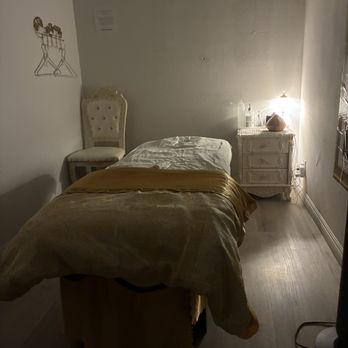 Leading Massage - Room for massage - Massage Near Me - Encino, California Leading Massage - Room for massage - Massage Near Me - Encino, California