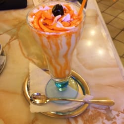 Venezia Eiscafé - Juppidu ist eis o-Saft Sahne und roter curacao