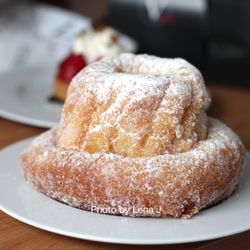Pâtisserie Valantin - Kouglof (4 personnes - 11,00 €) - very buttery, and way too super sweet :(