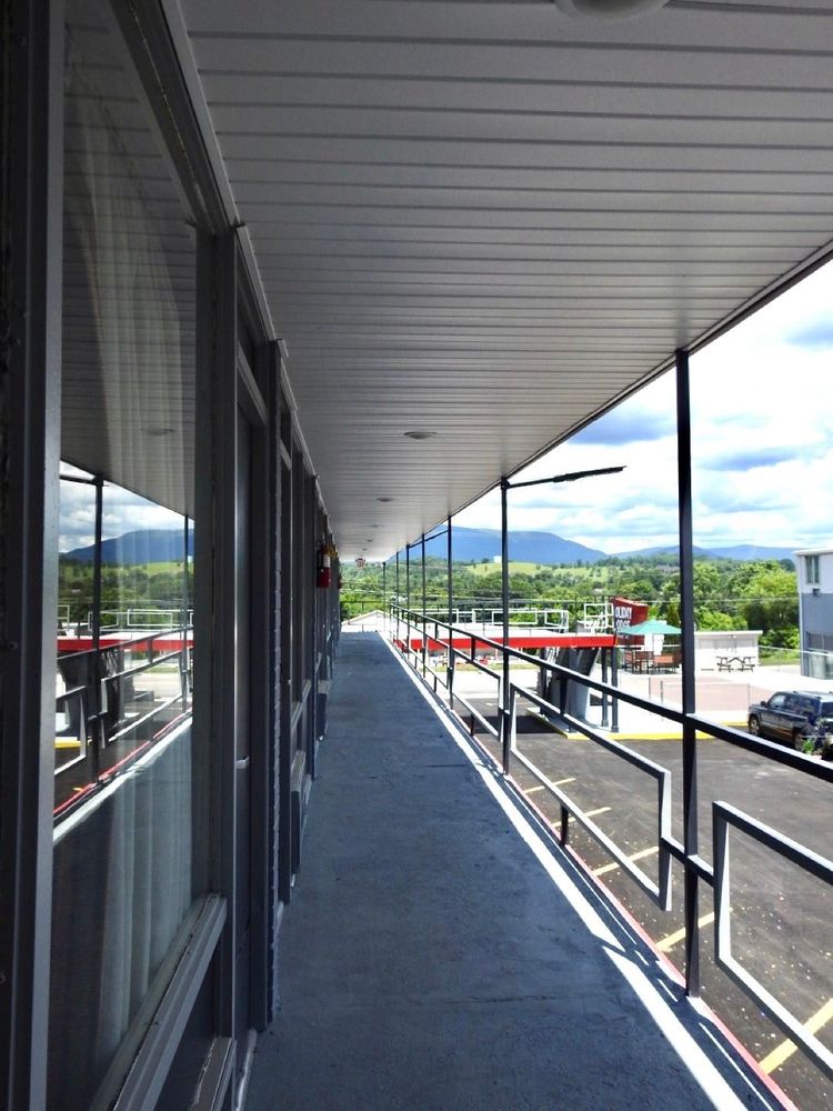 HOLIDAY LODGE Updated September 2024 46 Photos 401 N Main St