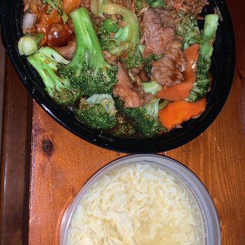 Chinese Express - a bowl of rice and a bowl of broccoli - Chinese Near Me - Minneapolis, Minnesota