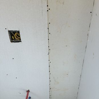 Shelby Sheetrock - Sheet on right doesn't touch stud, Lip of screws holding sheet in place. Nothing behind it. - Drywall Installation & Repair Near Me Shelby Sheetrock - Sheet on right doesn't touch stud, Lip of screws holding sheet in place. Nothing behind it. - Drywall Installation & Repair Near Me