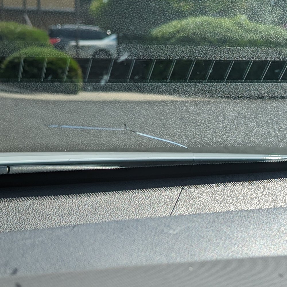 Crack now huge because of Safelite trying to repair in the hot Sun instead of their garage.