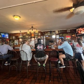 El Cap Restaurant - El Cap Restaurant - Bar area - Burgers Near Me - St. Petersburg, Florida