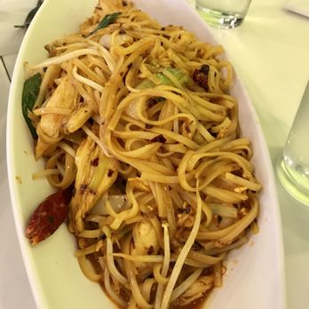 Joy Yee - Evanston - Spicy chicken and shrimp pad Thai - Noodles Near Me - Evanston, Illinois