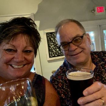 Sea Sea Riders Restaurant - Pre-gaming at the bar with Sauvignon Blanc & Hawaiian Lion Porter - Seafood Near Me - Dunedin, Florida