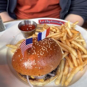 Le Diplomate - Brasseries Near Me - Washington, DC, District of Columbia Le Diplomate - Brasseries Near Me - Washington, DC, District of Columbia