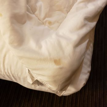 La Quinta by Wyndham Davis - Stained sheets - Hotels Near Me - Davis, California