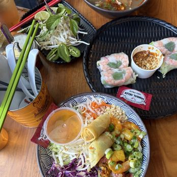 Vui Ve - Combination Vermicelli, and Ph Rare Steak, Spring Rolls - Shrimp - Vietnamese Near Me - Los Angeles, California