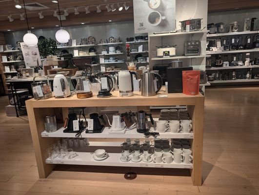 Crate & Barrel by null