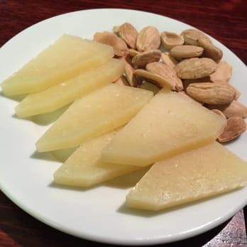 El Vaso de Oro - Cheese and almonds - Tapas Bars Near Me - Barcelona, B