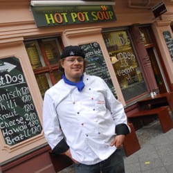Hot Pot Soup - Chefkoch und Inhaber Frank vor seinem Suppenladen