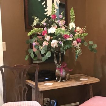 Savoir-faire - Flowers arranged for the bridal shower. - Wedding Planning Near Me - Akron, Ohio Savoir-faire - Flowers arranged for the bridal shower. - Wedding Planning Near Me - Akron, Ohio