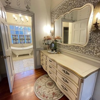 Shady Oaks Farm - Master Bath and dressing room - Bed & Breakfast Near Me - Northfield, Ohio Shady Oaks Farm - Master Bath and dressing room - Bed & Breakfast Near Me - Northfield, Ohio