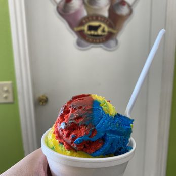 Bombongo - a hand holding a cup of ice cream - Ice Cream & Frozen Yogurt Near Me - Longview, Texas